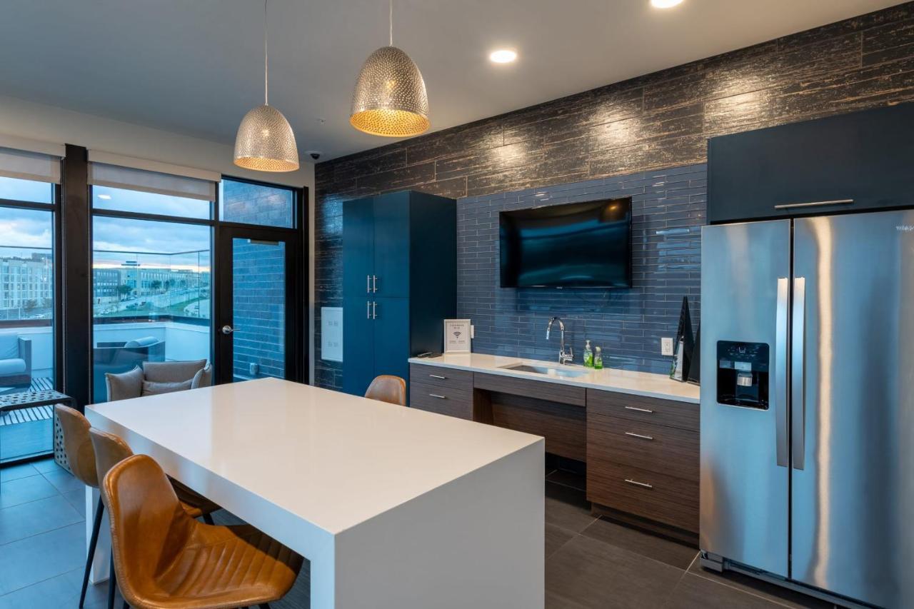 Modern 1Br Apt With Skywalk To Fiserv, Rooftop, And Parking Мілвокі Екстер'єр фото